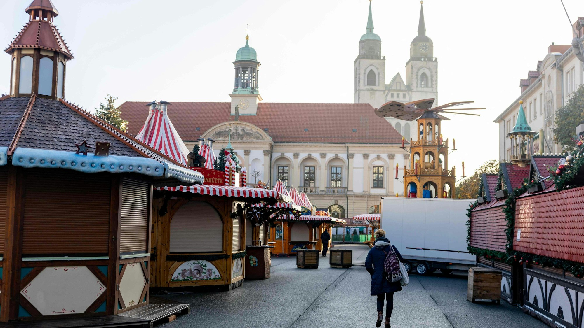 Ein Jahr nach dem Anschlag stehen die Buden für den Weihnachtsmarkt in Magdeburg wieder bereit.