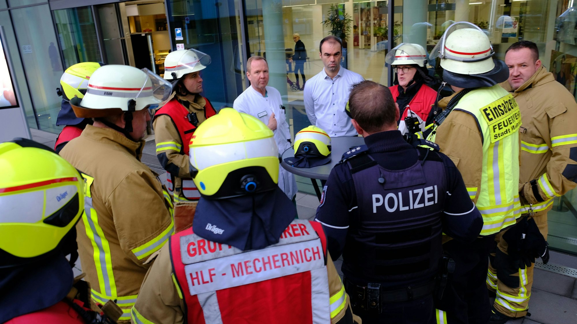 Vertreter von Feuerwehr, Polizei und Kreiskrankenhaus Mechernich bei einer Besprechung.