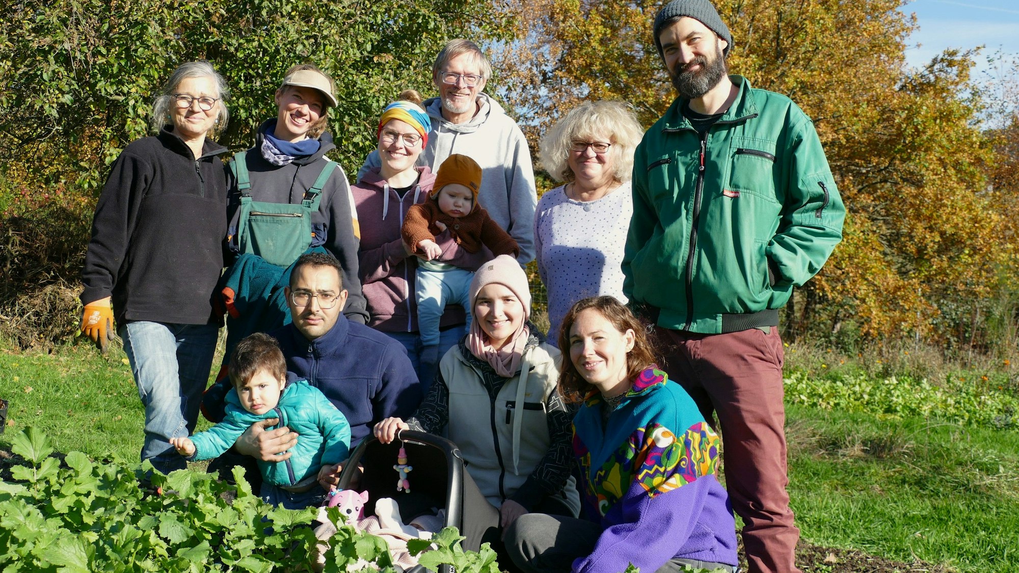 Naima Farhane und Abdelali Hadri mit ihren Kindern Aischa und Alaa im Kreis der Unterstützerinnen und Unterstützern der Solawi in Much.