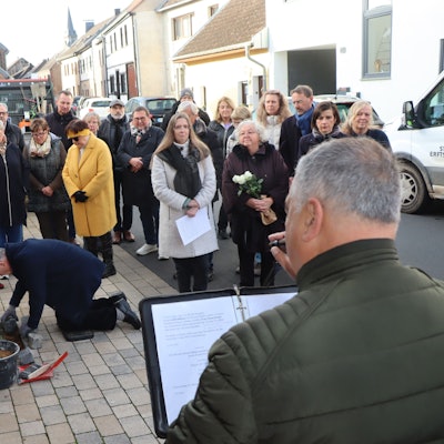 Ein Mann spricht vor etwa 25 Menschen.