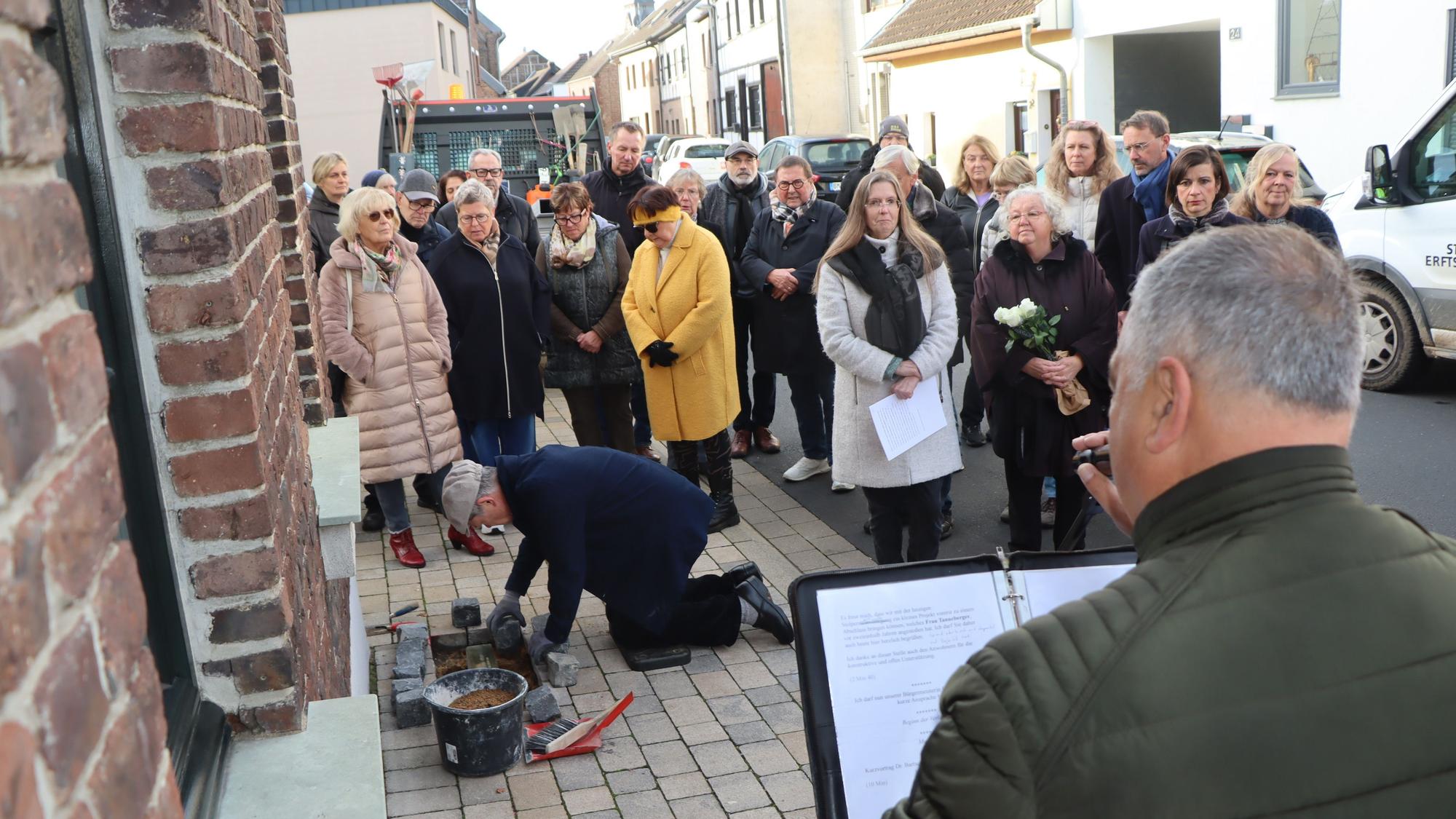 Ein Mann spricht vor etwa 25 Menschen.