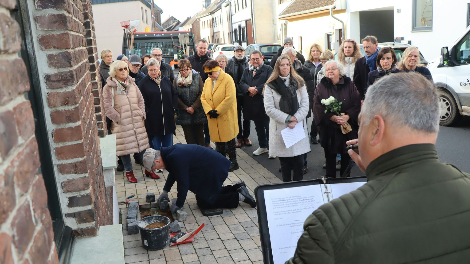 Ein Mann spricht vor etwa 25 Menschen.