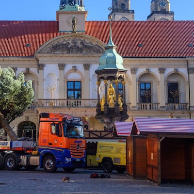 Ein Kran hebt den Weihnachtsbaum für den Weihnachtsmarkt in Magdeburg an seinen Platz auf dem Alten Markt vor das Rathaus der Stadt. Der Weihnachtsmarkt öffnet am 20. November 2025.