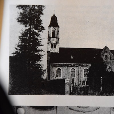 Das Bild zeigt den zerstörten Kirchturm nach Artillerieangriffen.