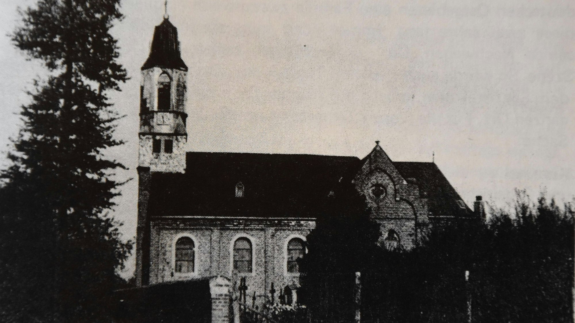 Das Bild zeigt den zerstörten Kirchturm nach Artillerieangriffen.