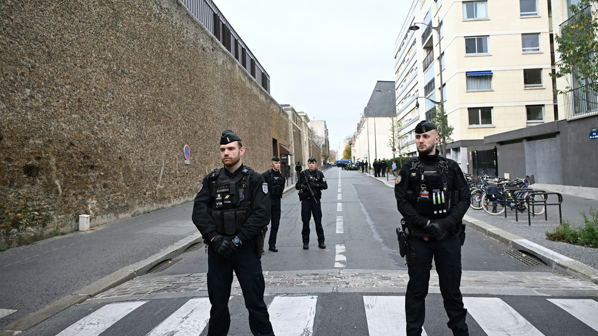 10.11.2025, Frankreich, Paris: Polizeibeamte stehen vor dem Sante-Gefängnis, während der ehemalige französische Präsident Sarkozy aus dem Gefängnis entlassen und unter richterliche Aufsicht gestellt werden soll. Nach knapp drei Wochen Haft darf Frankreichs früherer Präsident Sarkozy das Gefängnis unter Auflagen wieder verlassen. Foto: Emma Da Silva/AP/dpa +++ dpa-Bildfunk +++