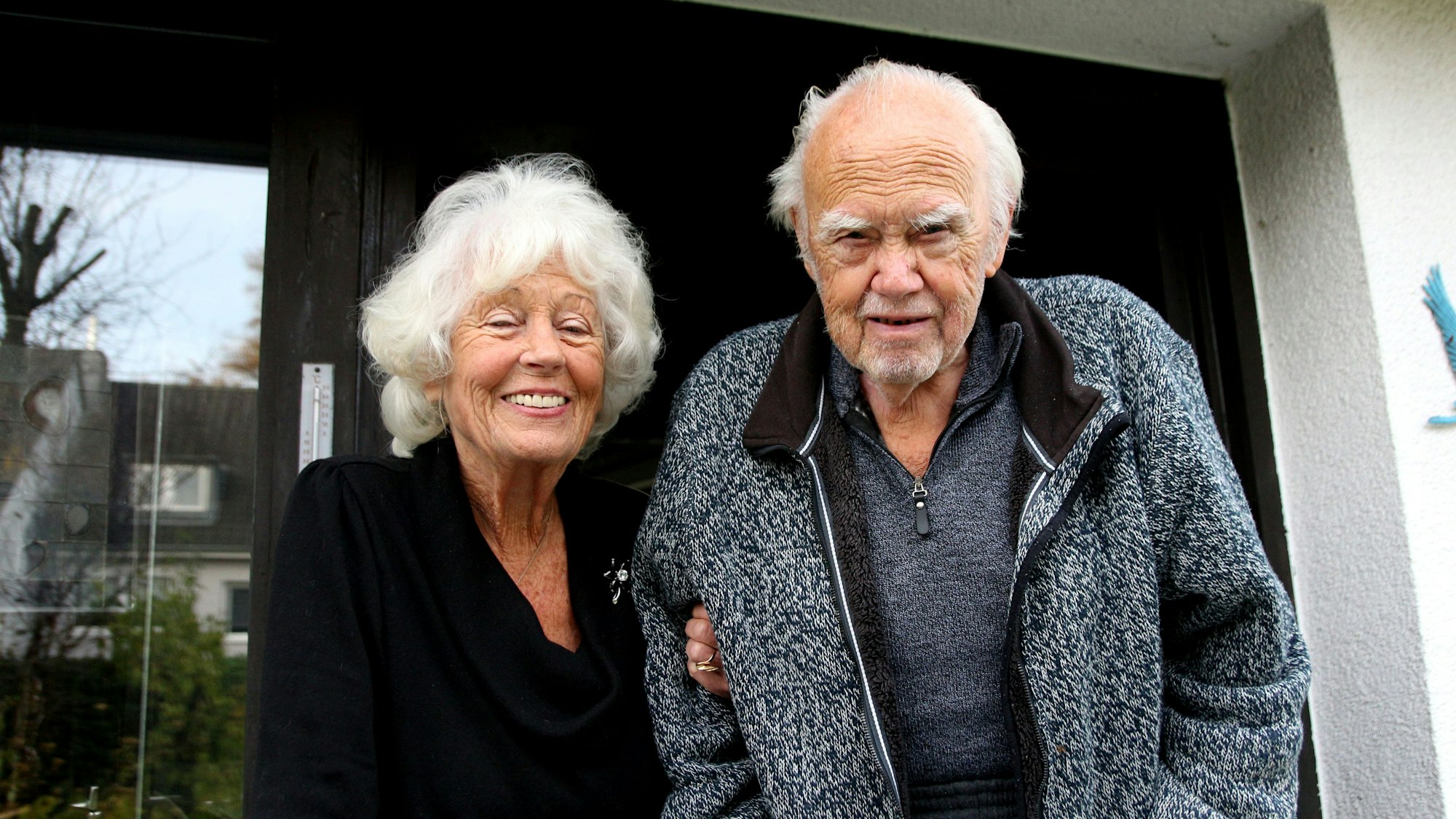 Auf dem Bild ist ein älteres Ehepaar zu sehen, das eiserne Hochzeit feiert.