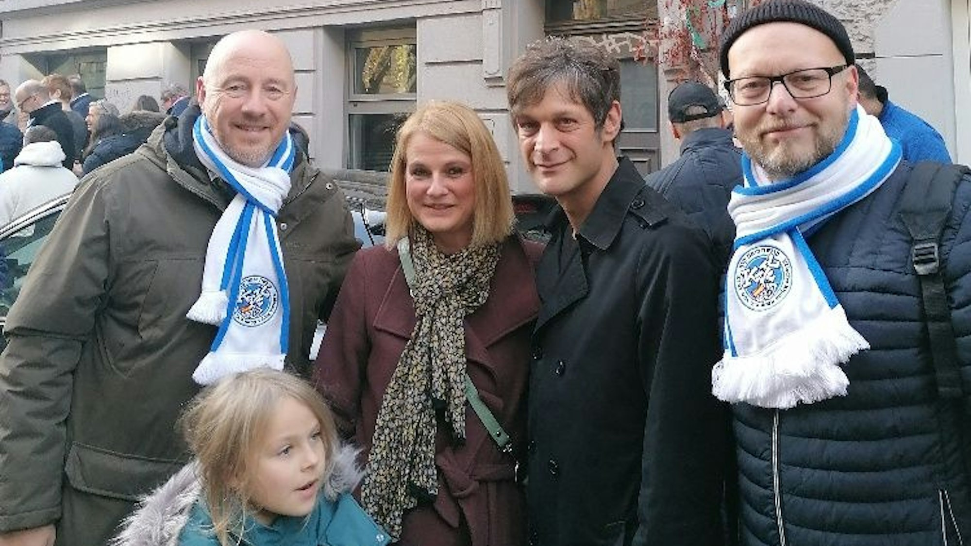 „Kippa Köpp“-Präsident Aaron Knappstein (links) und Vorstandsmitglied Volker Scholz-Goldenberg (r.) mit Offer Stock, seiner Frau Jennifer Galow und Tochter Ruby vor dem Haus Brabanter Straße 7.