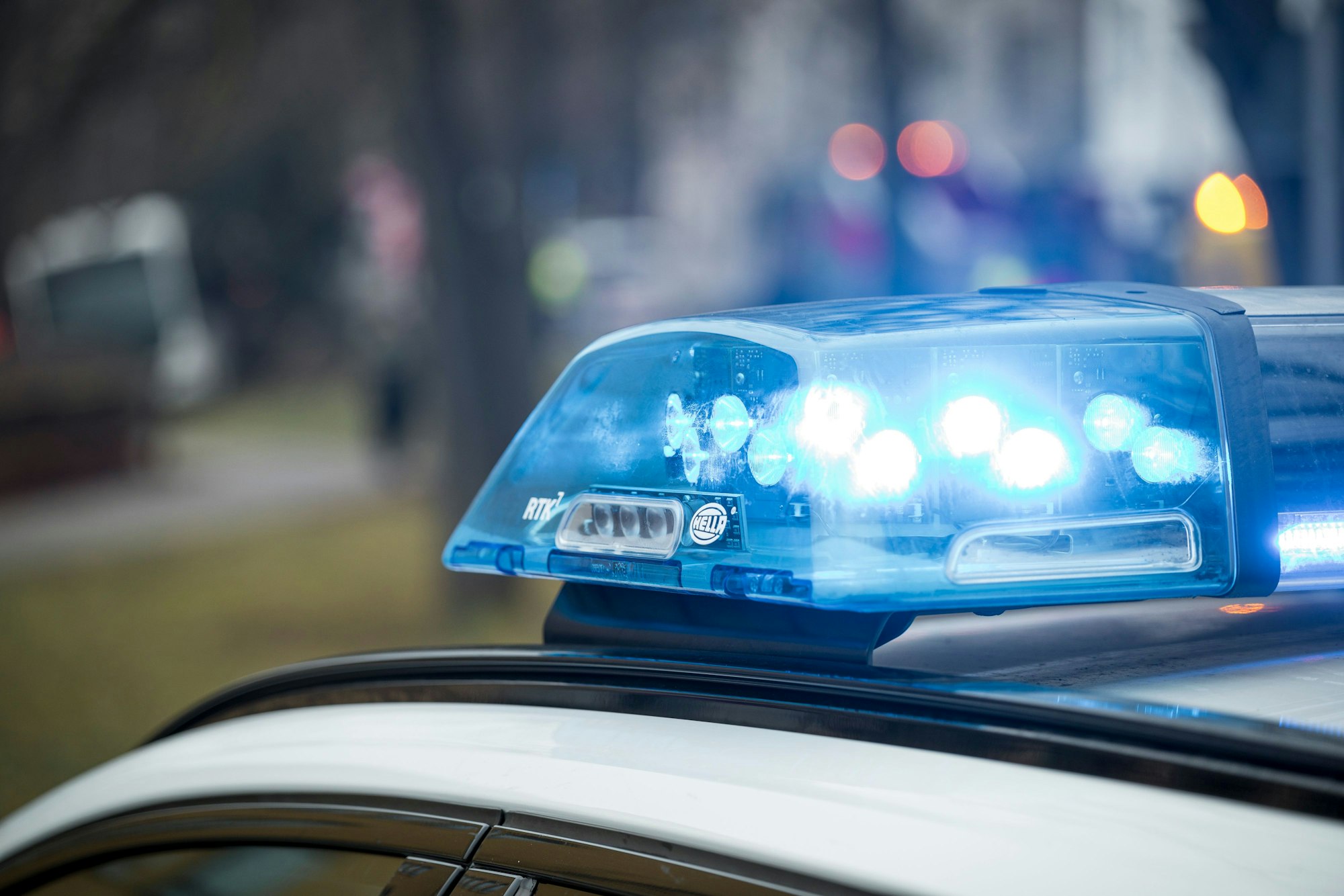 ARCHIV - 04.02.2025, Bayern, Coburg: Blaulicht leuchtet auf einem Einsatzfahrzeug der Polizei am Unfallort. (zu dpa: «31 Schildkröten in Schuhkartons – Polizei stoppt Autofahrer») Foto: Daniel Vogl/dpa +++ dpa-Bildfunk +++