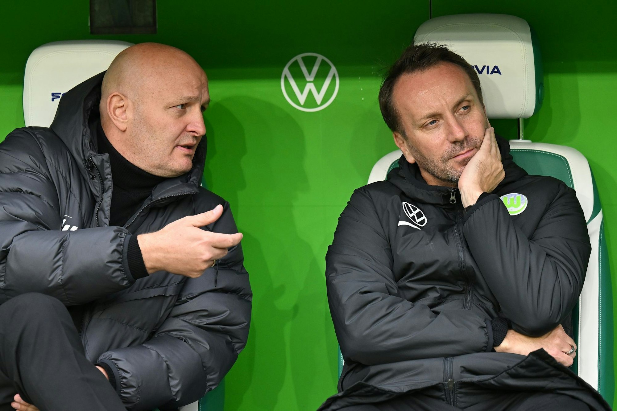 In der Kritik: Wolfsburgs Sport-Geschäftsführer Peter Christiansen (l) und Sportdirektor Sebastian Schindzielorz.