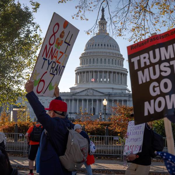 Das Foto zeigt Protestierende, die sich gegen US-Präsident Donald Trump stellen, am 5. November 2025 vor dem Capitol in Washington. Foto: Mark Schiefelbein/AP/dpa