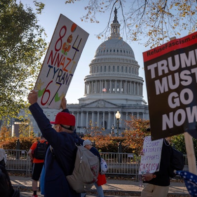 Das Foto zeigt Protestierende, die sich gegen US-Präsident Donald Trump stellen, am 5. November 2025 vor dem Capitol in Washington. Foto: Mark Schiefelbein/AP/dpa
