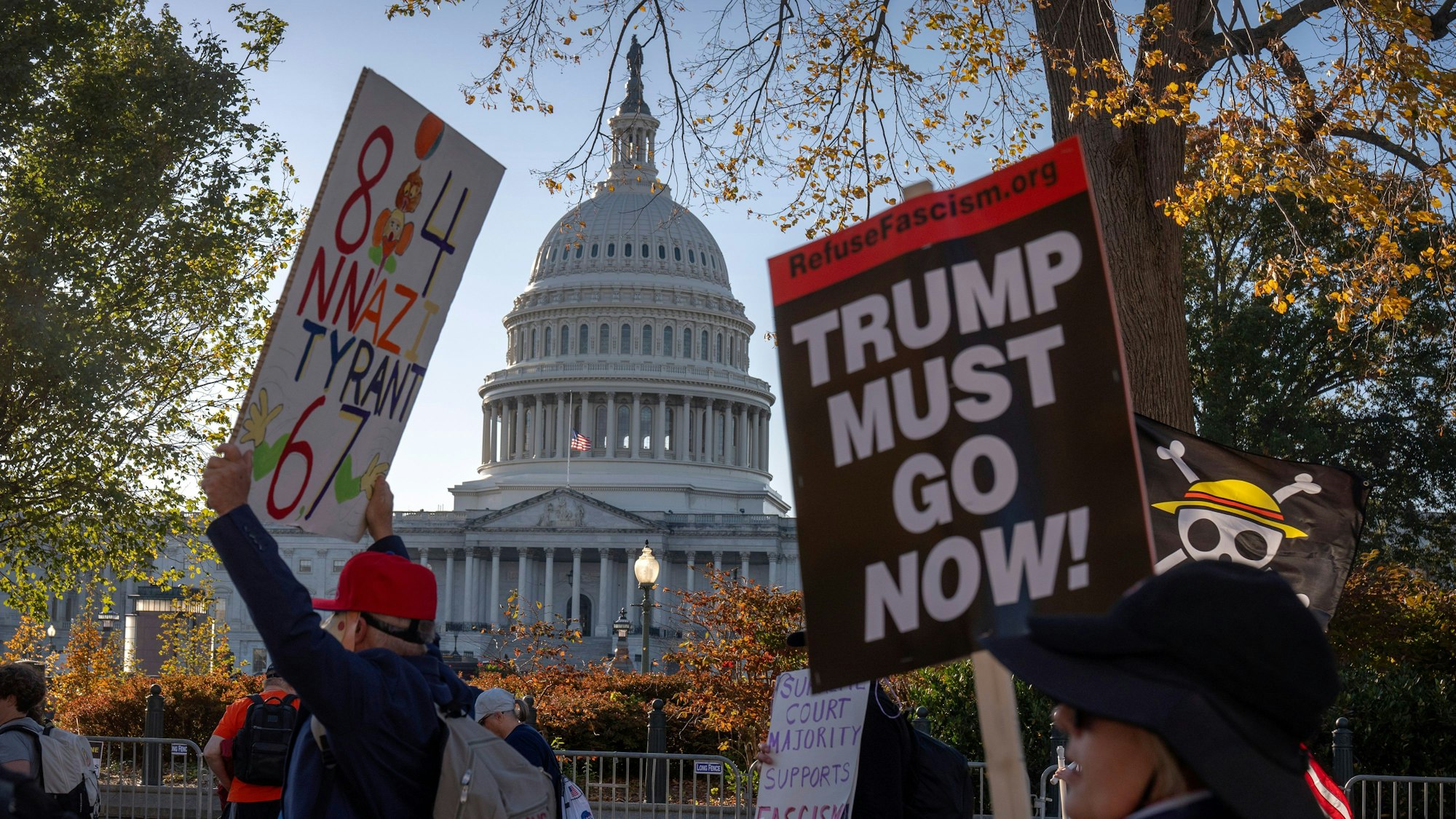 Das Foto zeigt Protestierende, die sich gegen US-Präsident Donald Trump stellen, am 5. November 2025 vor dem Capitol in Washington. Foto: Mark Schiefelbein/AP/dpa