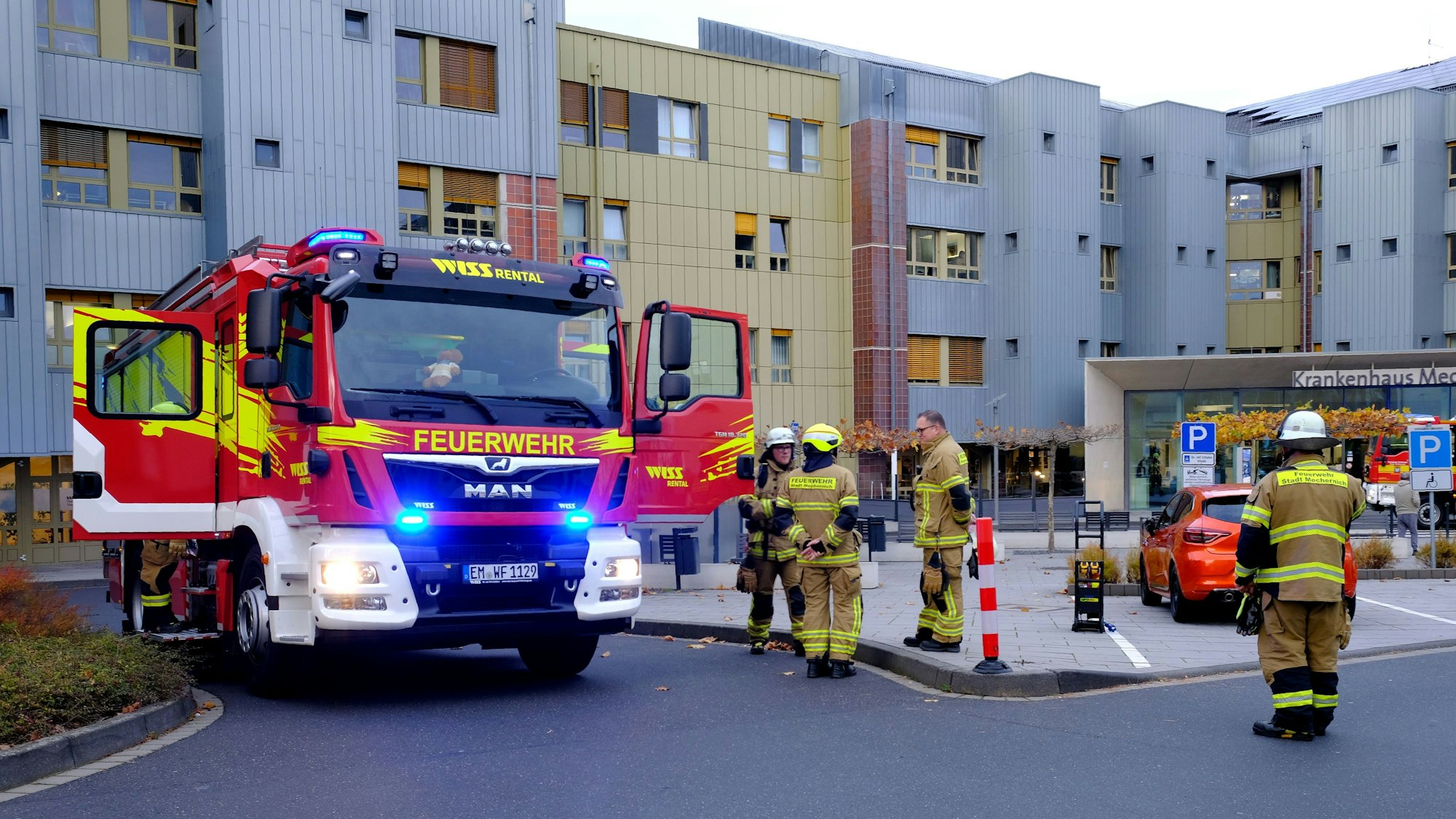 10.11.2025 ABC-Alarm im Kreiskrankenhaus Mechernich nach Kühlmittelaustritt aus einem Mini-Kühlschrank in einem Patientenzimmer im zweiten Obergeschoss. Feuerwehrkräfte vor Ort und Abschlussbesprechung von FFW und Klinikleitung.