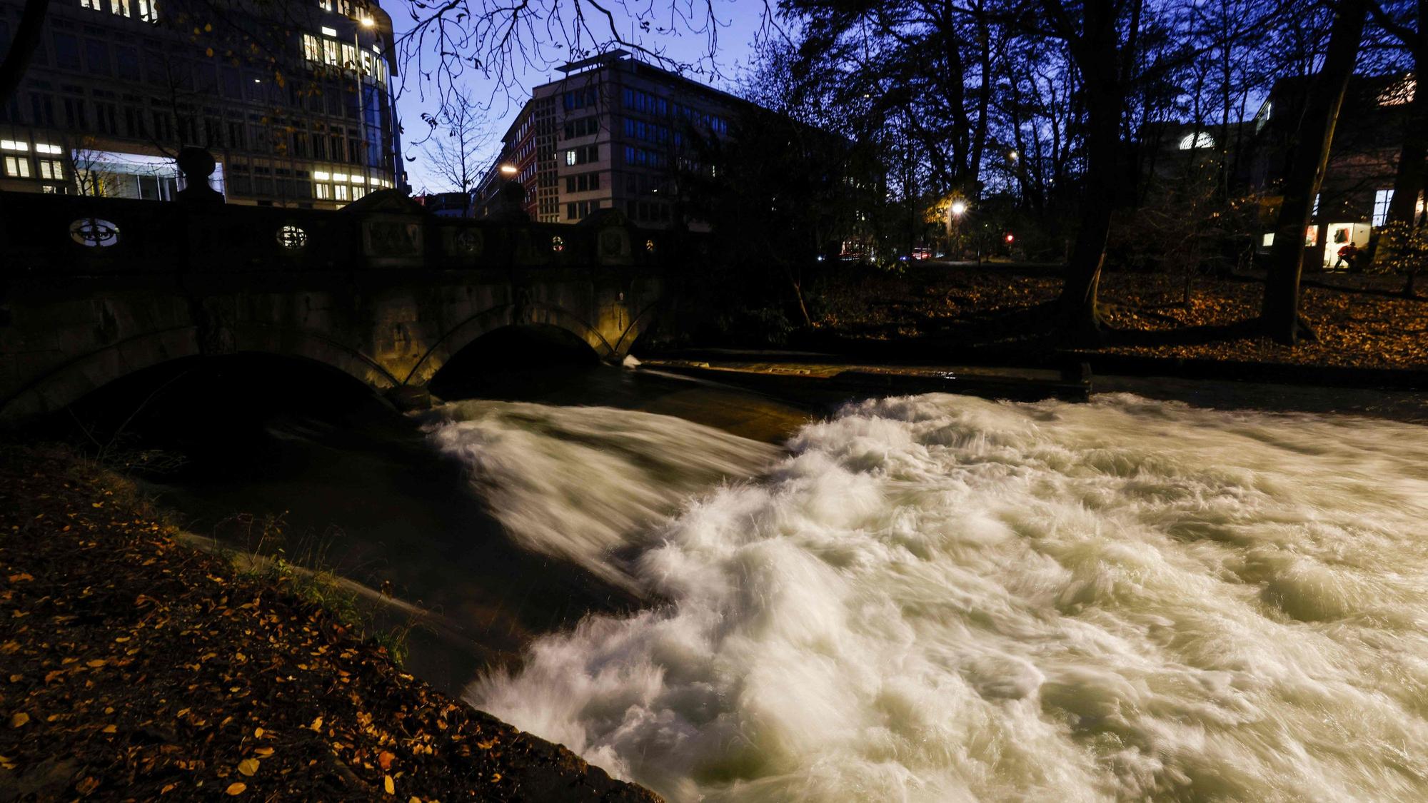 Die Eisbachwelle bei Nacht in München.