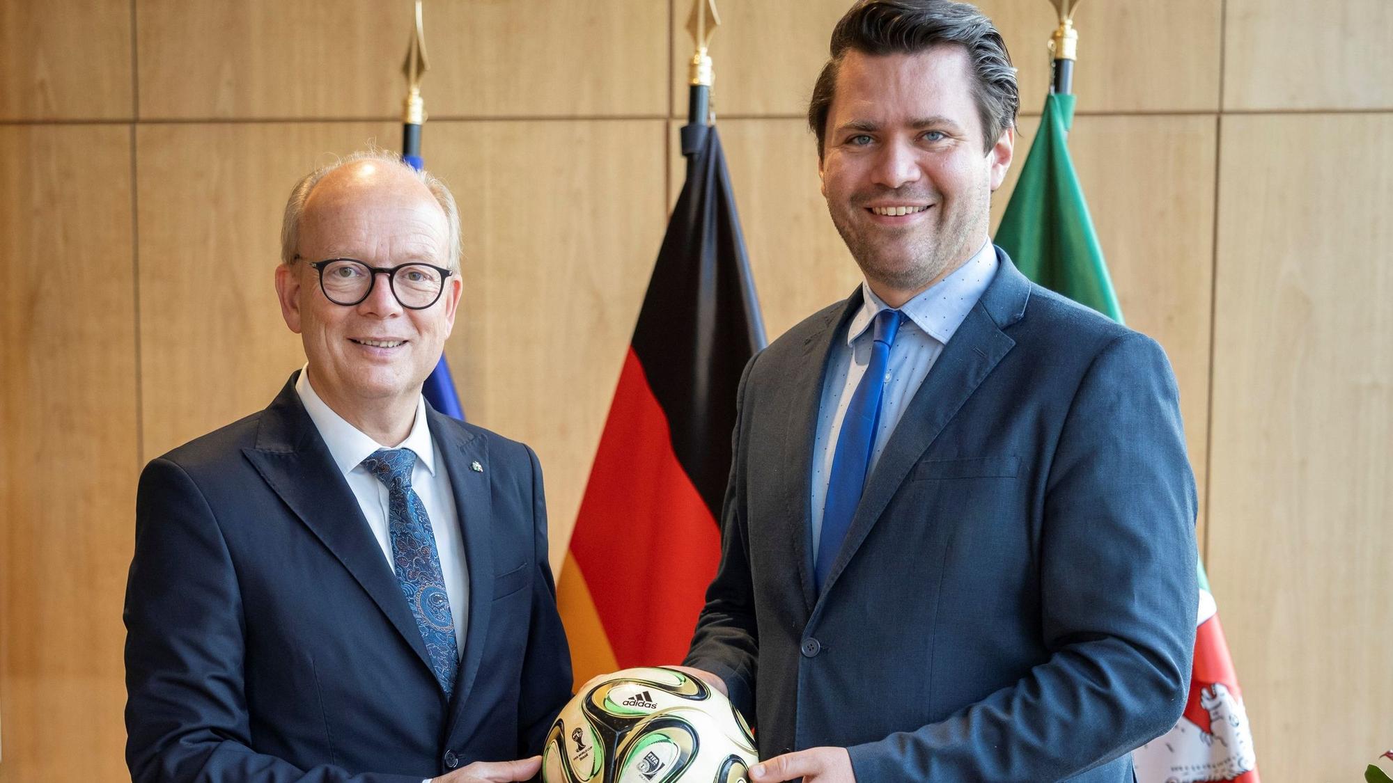 NRW-Landtagspräsident André Kuper (l.) freut sich, dass der FC Landtag wieder aktiv ist – unter Leitung des CDU-Abgeordneten Thomas Okos (r.)