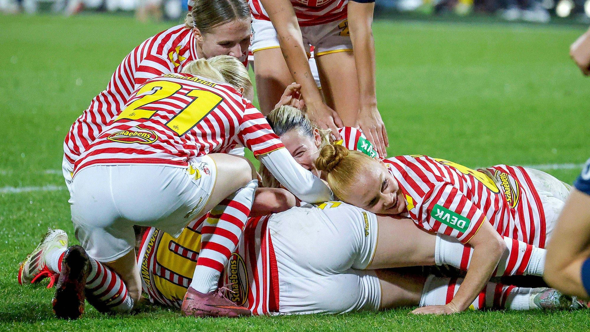 09.11.2025, xsscx, Frauen Fussball, 1. FC Koeln - TSG 1899 Hoffenheim, 1. Fuïball Bundesliga, 10. Spieltag, Franz-Kremer-Stadion, Saison 2025 2026:Torjubel nach dem Tor zum 1:0 von Torschuetzin Pauline Bremer 1. FC Koeln 11 DFB regulations prohibit any use of photographs as image sequences and or quasi-video. Nordrhein-Westfalen Deutschland Nordrhein-Westfalen Germany *** 09 11 2025, xsscx, Frauen Fussball, 1 FC Koeln TSG 1899 Hoffenheim, 1 Fuïball Bundesliga, 10 Spieltag, Franz Kremer Stadion, Saison 2025 2026 Torjubel nach dem Tor zum 1 0 von Torschuetzin Pauline Bremer 1 FC Koeln 11 DFB regulations prohibit any use of photographs as image sequences and or quasi video Nordrhein Westfalen Deutschland Nordrhein Westfalen Germany