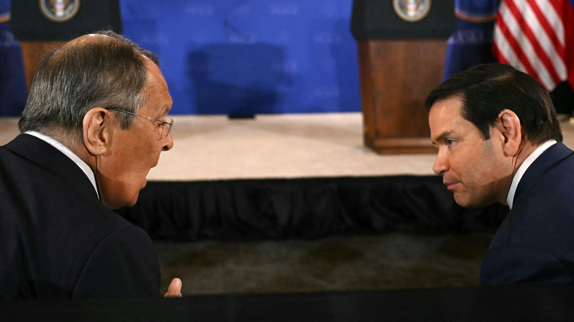 Russlands Außenminister Sergej Lawrow im Gespräch mit seinem US-Kollegen Marco Rubio bei einem Treffen in Alaska. (Archivbild)