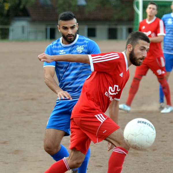 Fußball
FC Leverkusen - SpVg.Porz
vorne: Baran Tatu (Porz)
hinten: Schams Scharifi (Leverk)
Foto: Uli Herhaus