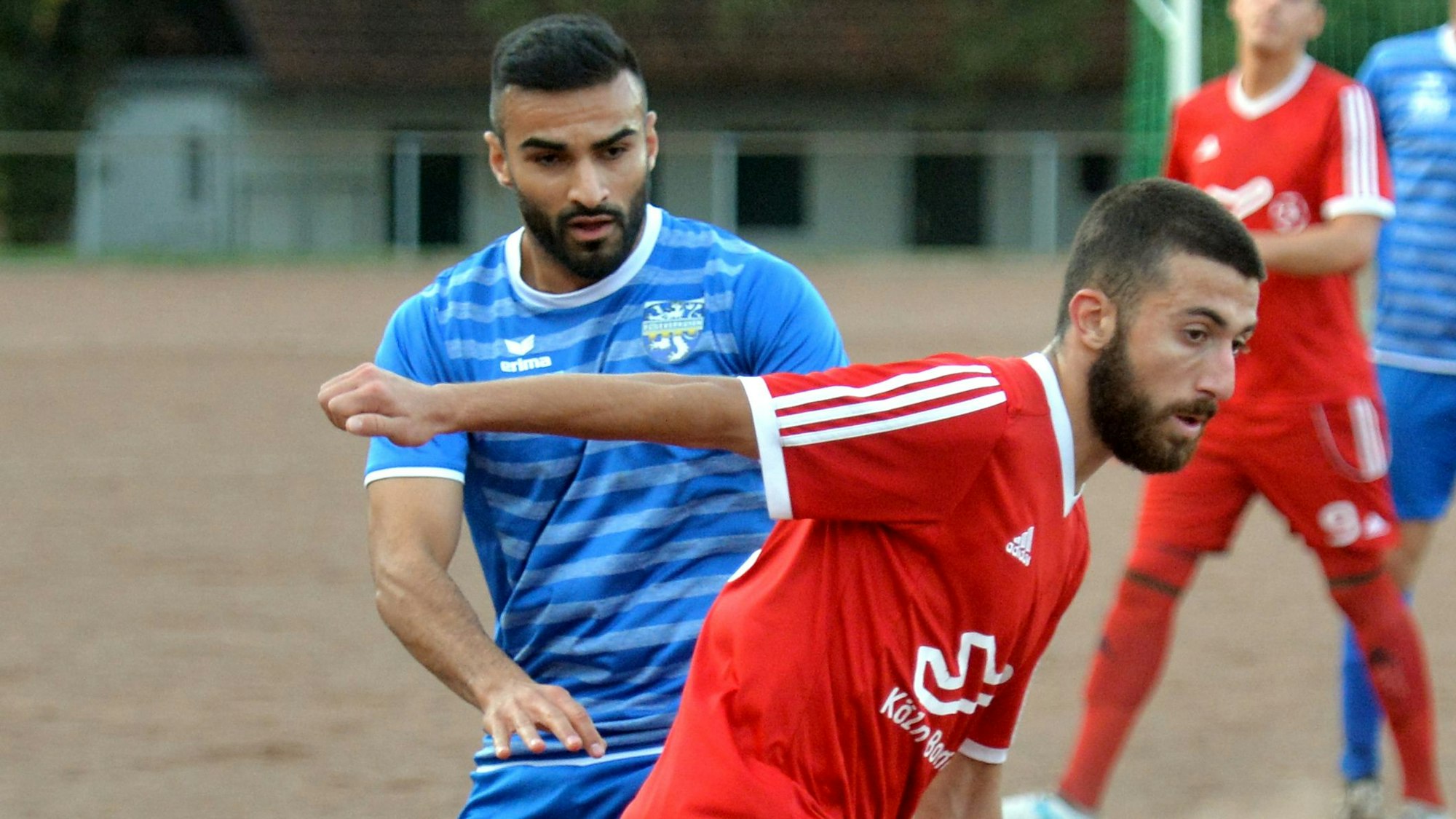 Fußball
FC Leverkusen - SpVg.Porz
vorne: Baran Tatu (Porz)
hinten: Schams Scharifi (Leverk)
Foto: Uli Herhaus
