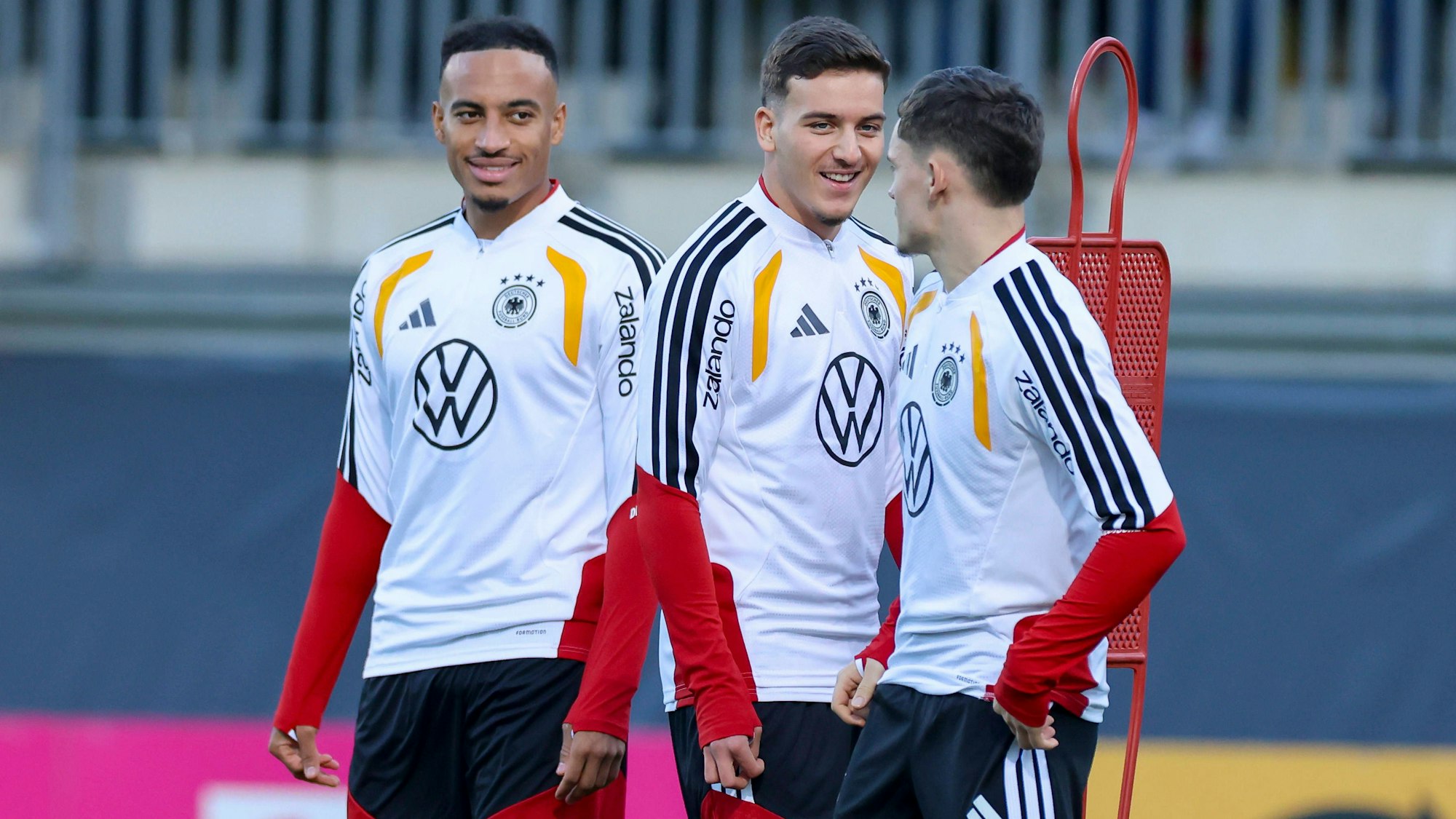 Said El Mala (M.) neben Florian Wirtz (r.) und Jamie Leweling bei seinem ersten Training bei der deutschen Nationalmannschaft.