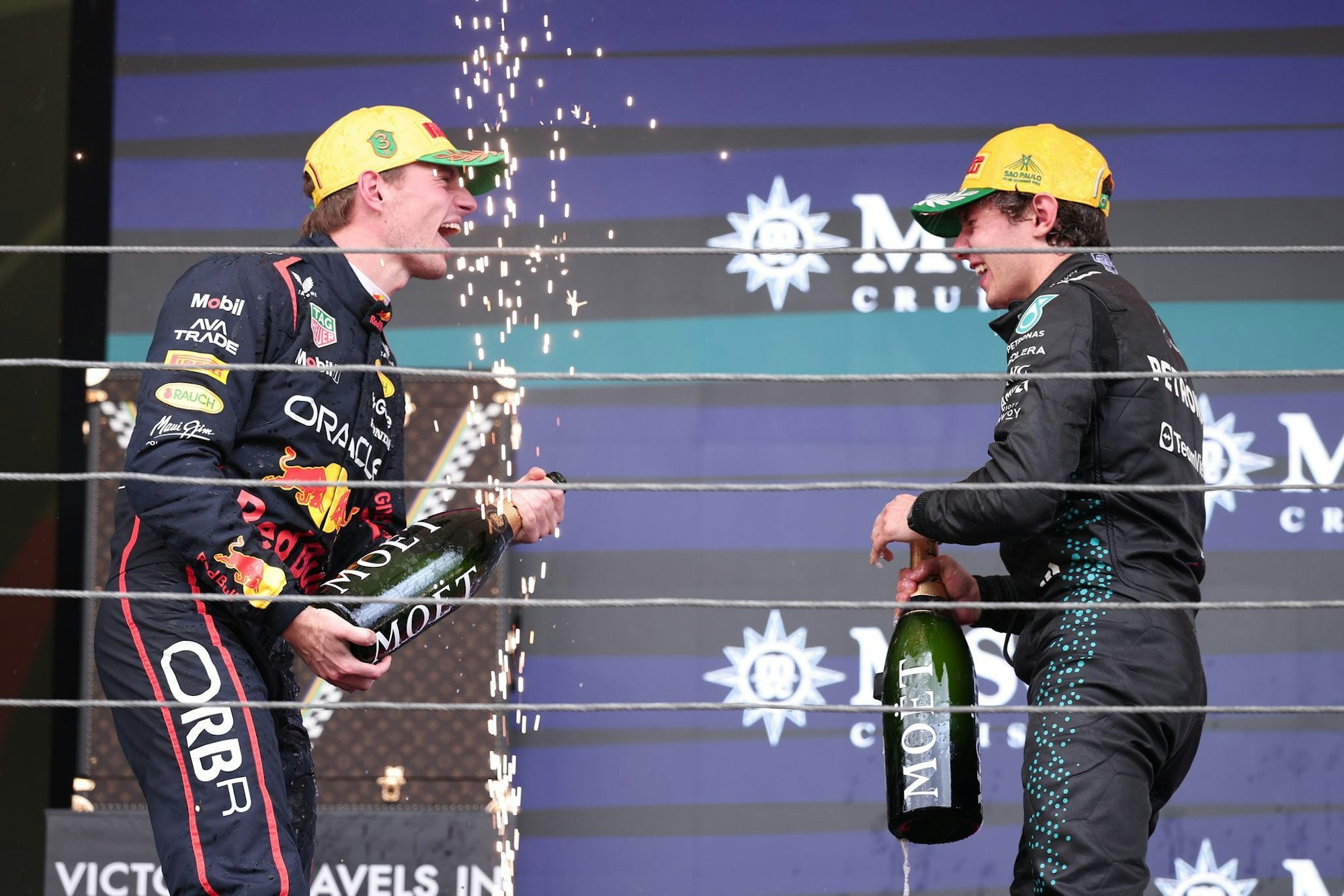 Eine Fahrt von Max Verstappen (l) für den Titel Weltmeister der Herzen.