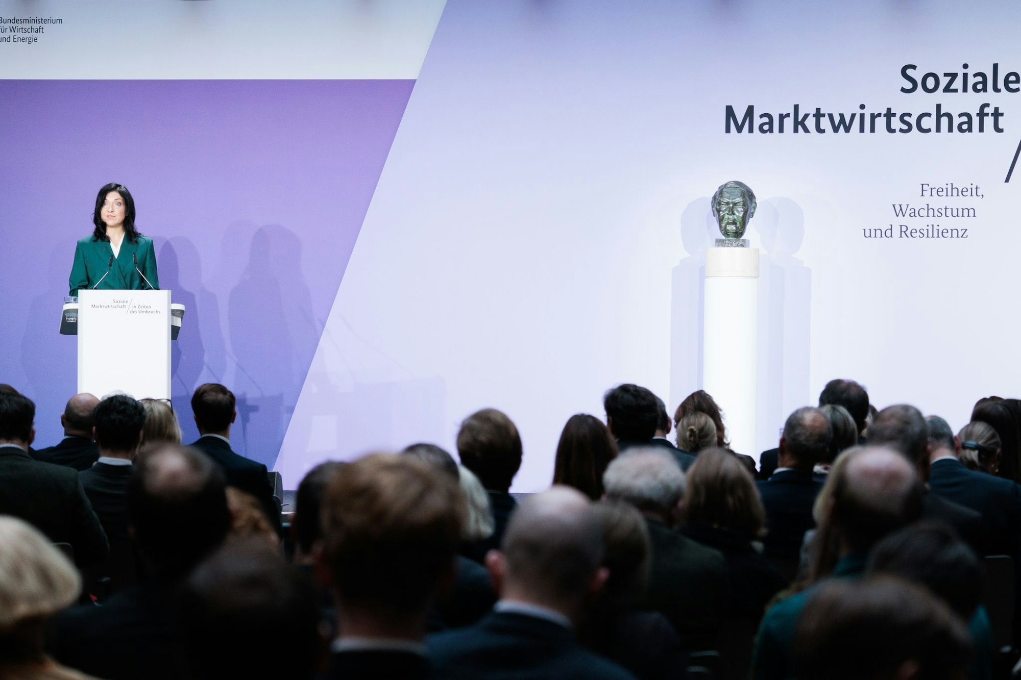 Die Büste Ludwig Erhards ist wieder da.