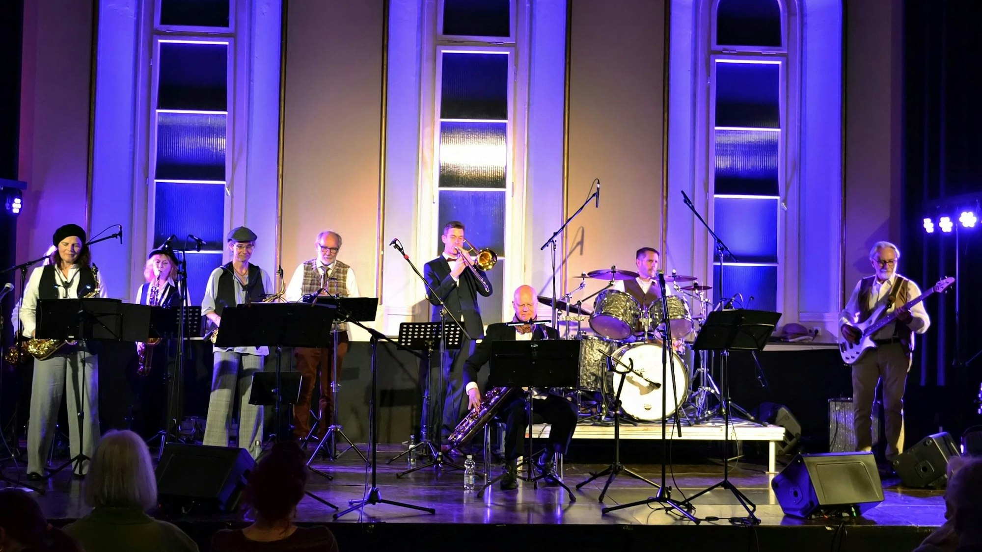 Die Jazzmusiker stehen auf der Bühne.