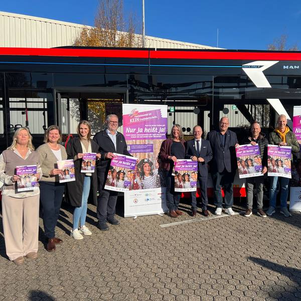 „Fastelovend ist kein Freifahrtschein“: Nina Bockheiser (v.l.), Claudia Sobotta, Hanna Knein, Thomas Loef, Andrea Frewer, Rogério Pires, Stefan Hebbel, Marc Kretkowski, Gunna Holz, Cornelia Richrath.