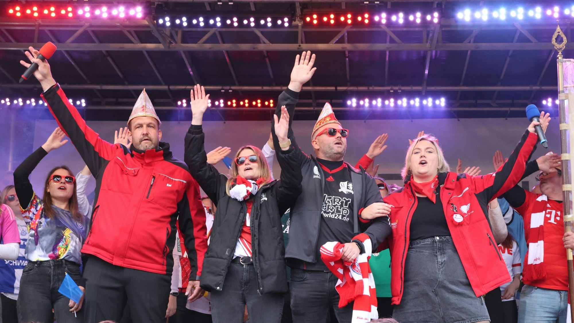 Das designierte Prinzenpaar Robin und Lisa (M.) hat den ersten Auftritt auf einer Bühne.