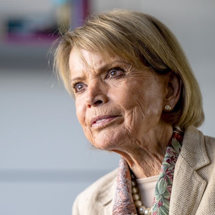 Uschi Glas schaut in die Ferne.