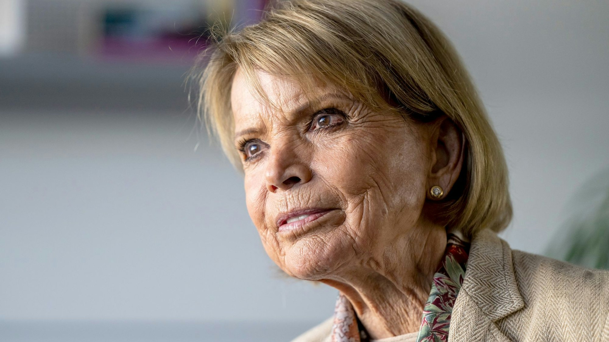 Uschi Glas schaut in die Ferne.