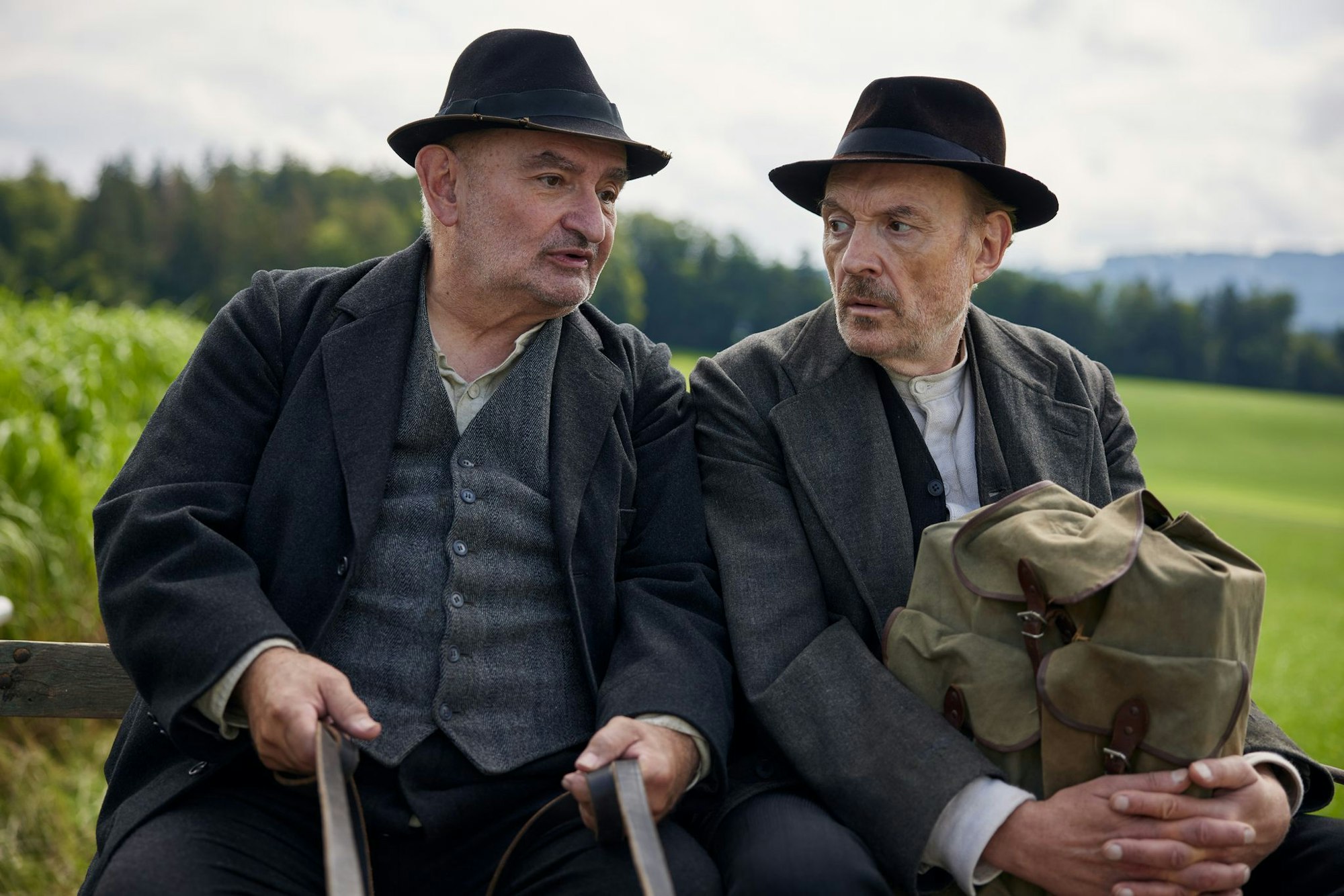 Silvan Heingeiger (Sigi Zimmerschied, l.) nimmt den Schuster Julius Kraus (Josef Hader) mit seiner Kutsche mit zum Leder kaufen in einer Szene des Fernsehzweiteilers «Sturm kommt auf».