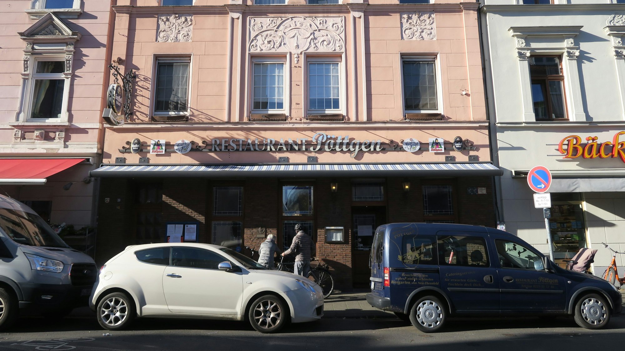 Blick auf das Haus, in dessen Erdgeschoss das Traditionslokal Pöttgen ist