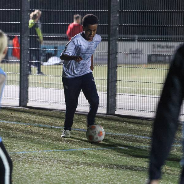 Menschen auf Fußballplatz