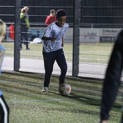 Menschen auf Fußballplatz