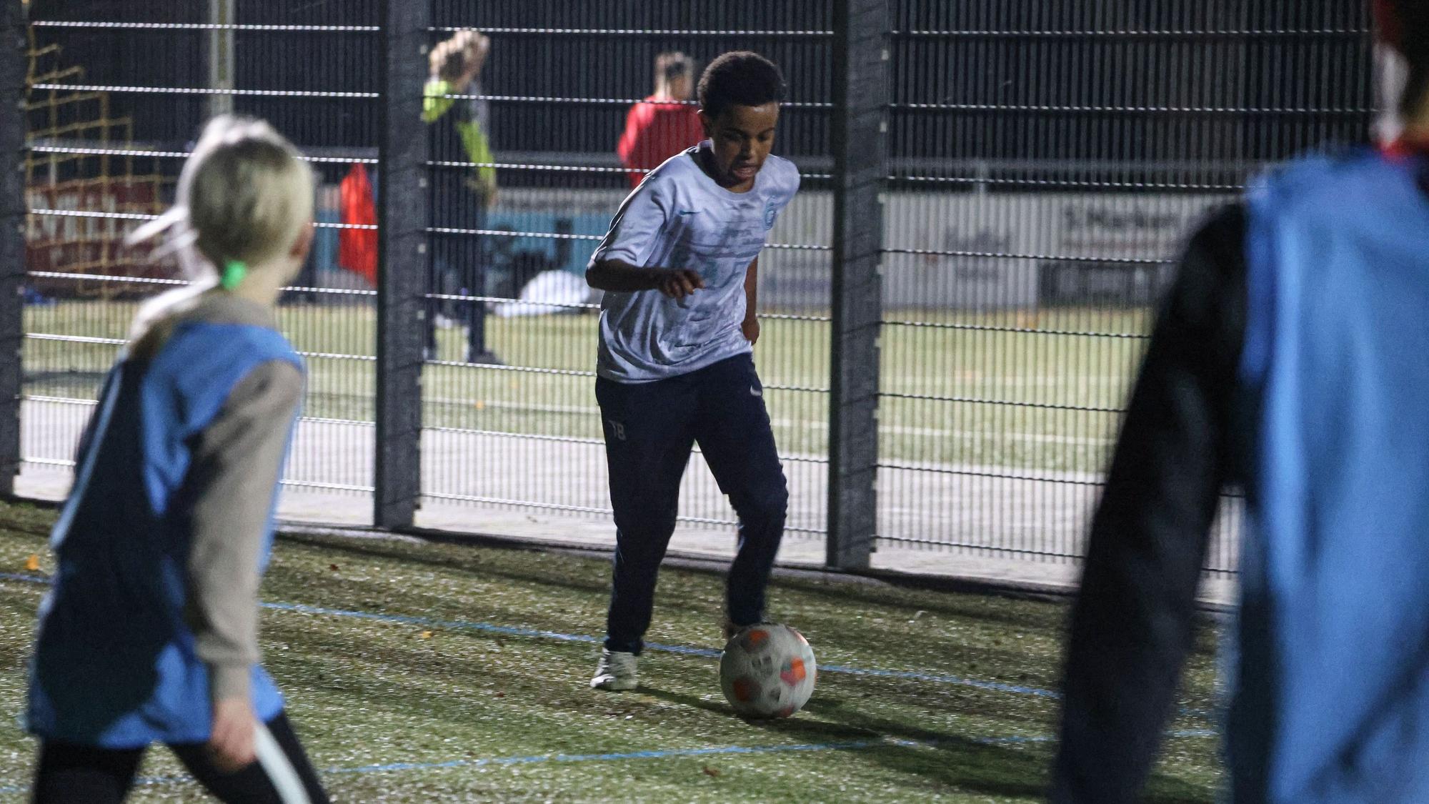 Menschen auf Fußballplatz