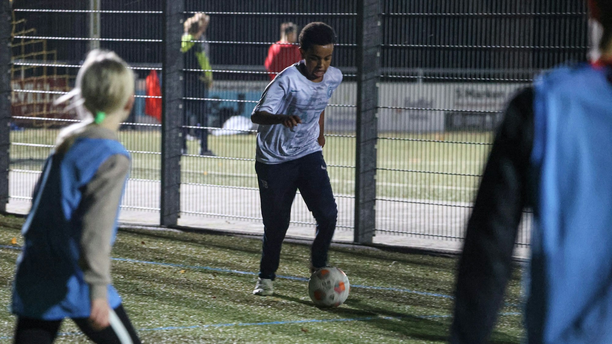 Menschen auf Fußballplatz