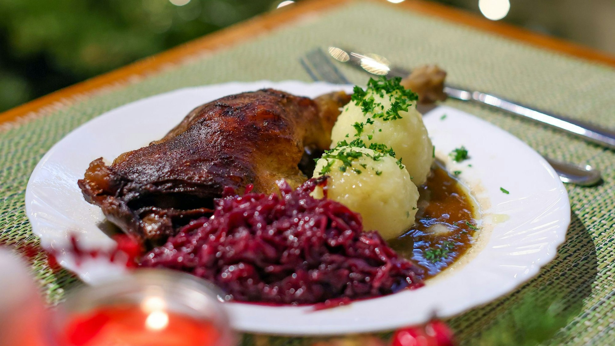 Da läuft einigen das Wasser im Mund zusammen, aber nicht allen: eine Portion knusprige Gänsekeule mit Rotkohl und Klößen. (Archivbild)