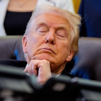 US-Präsident Donald Trump kämpft bei einem Termin im Weißen Haus mit der Müdigkeit. (Archivbild)