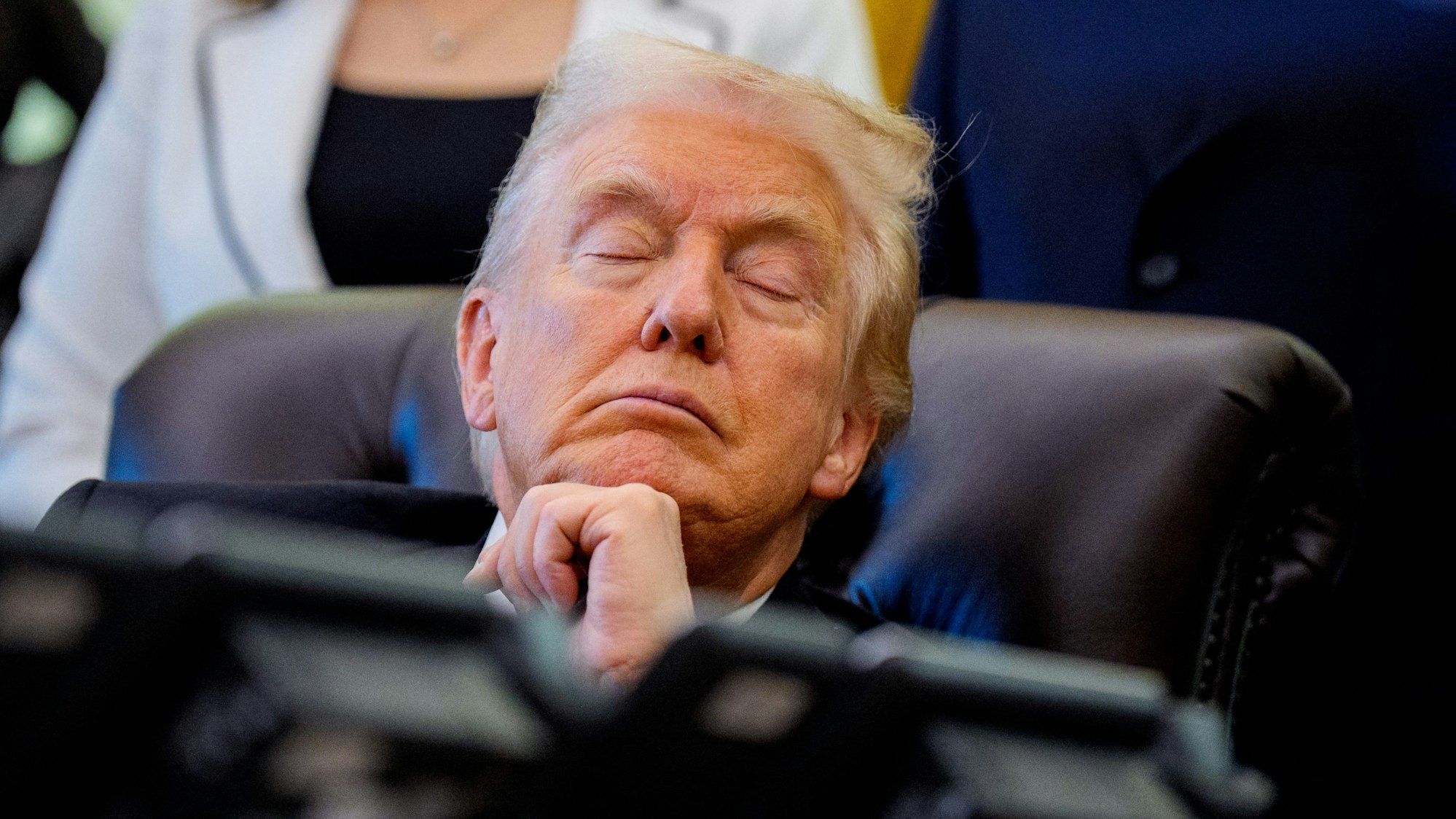 US-Präsident Donald Trump kämpft bei einem Termin im Weißen Haus mit der Müdigkeit. (Archivbild)