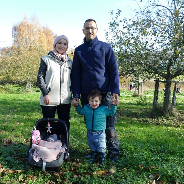 Naima Farhane und Abdelali Hadri mit ihren Kindern Aischa in der Baby-Trage und Alaa an der Hand seines Vaters.