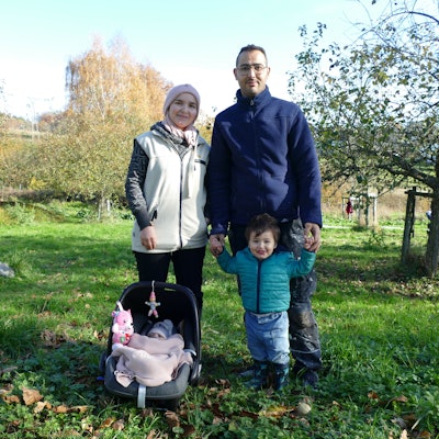 Naima Farhane und Abdelali Hadri mit ihren Kindern Aischa in der Baby-Trage und Alaa an der Hand seines Vaters.