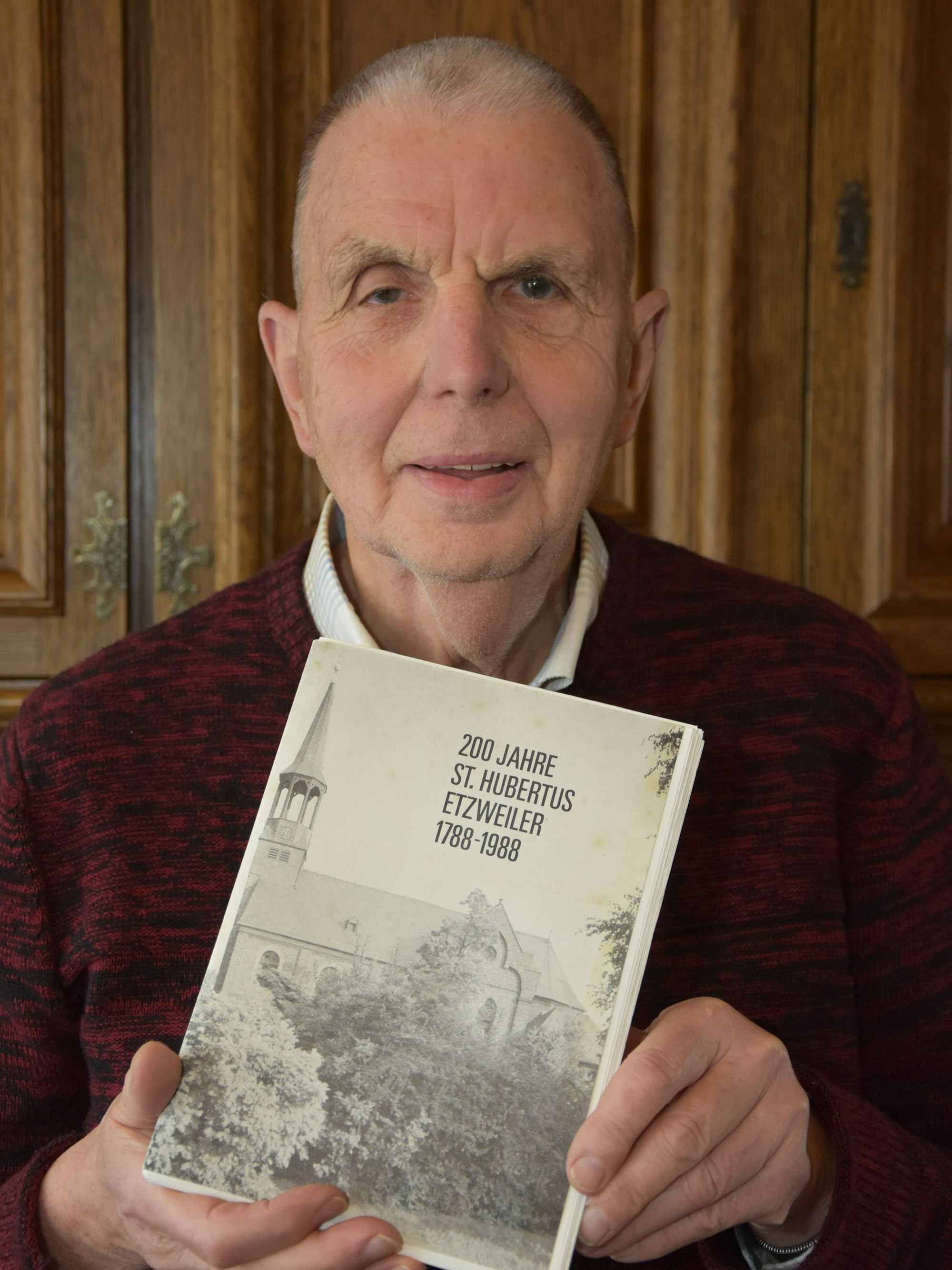 Das Bild zeigt Hermann-Josef Kaiser , der die Geschichte der St.-Hubertus-Kirche anlässlich deren 200-jährigen Bestehens zusammengetragen hat.