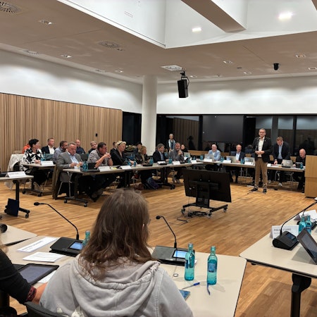 Konstituierende Sitzung des Siegburger Rats im frisch sanierten Ratssaal, Bürgermeister Stefan Rosemann verabschiedet langjährige Ratsmitglieder