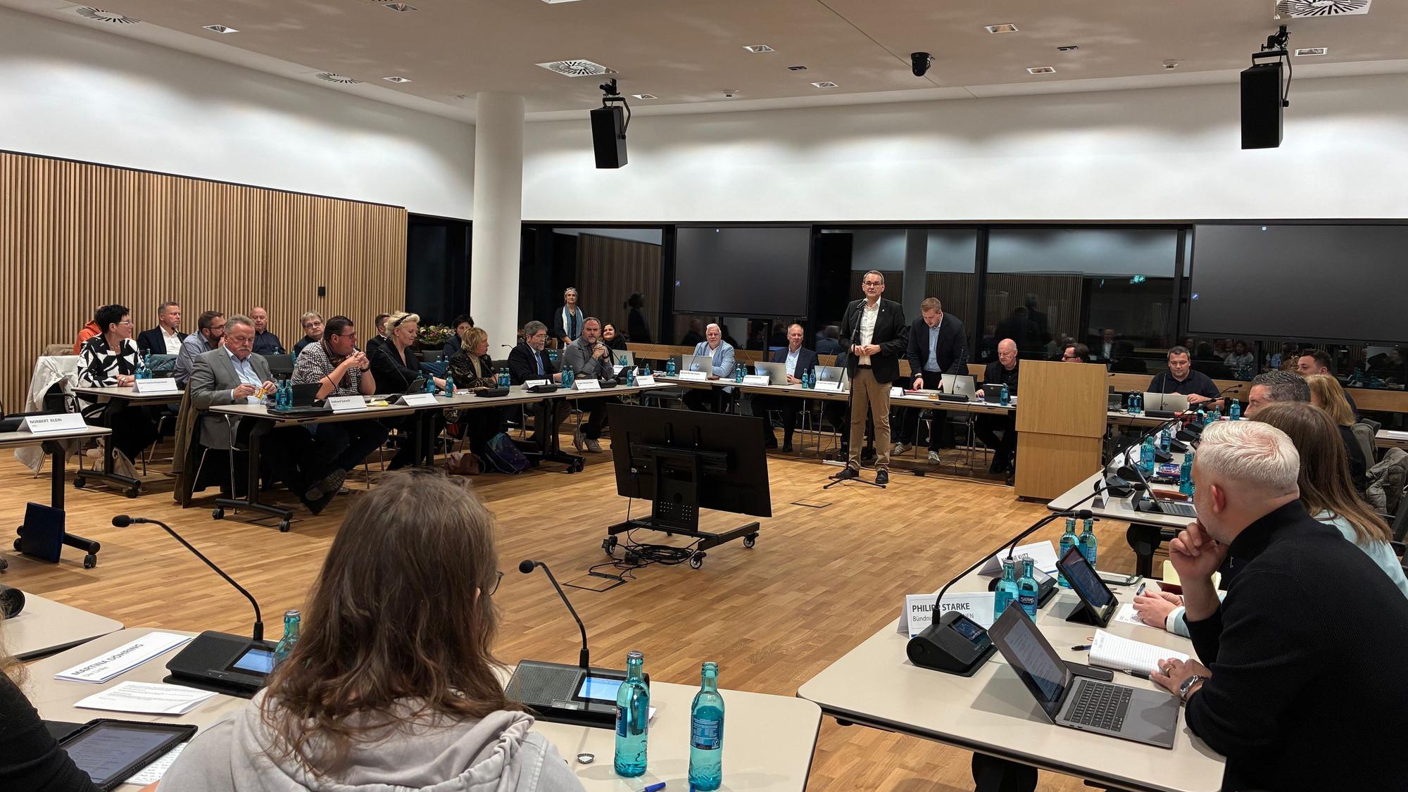 Konstituierende Sitzung des Siegburger Rats im frisch sanierten Ratssaal, Bürgermeister Stefan Rosemann verabschiedet langjährige Ratsmitglieder