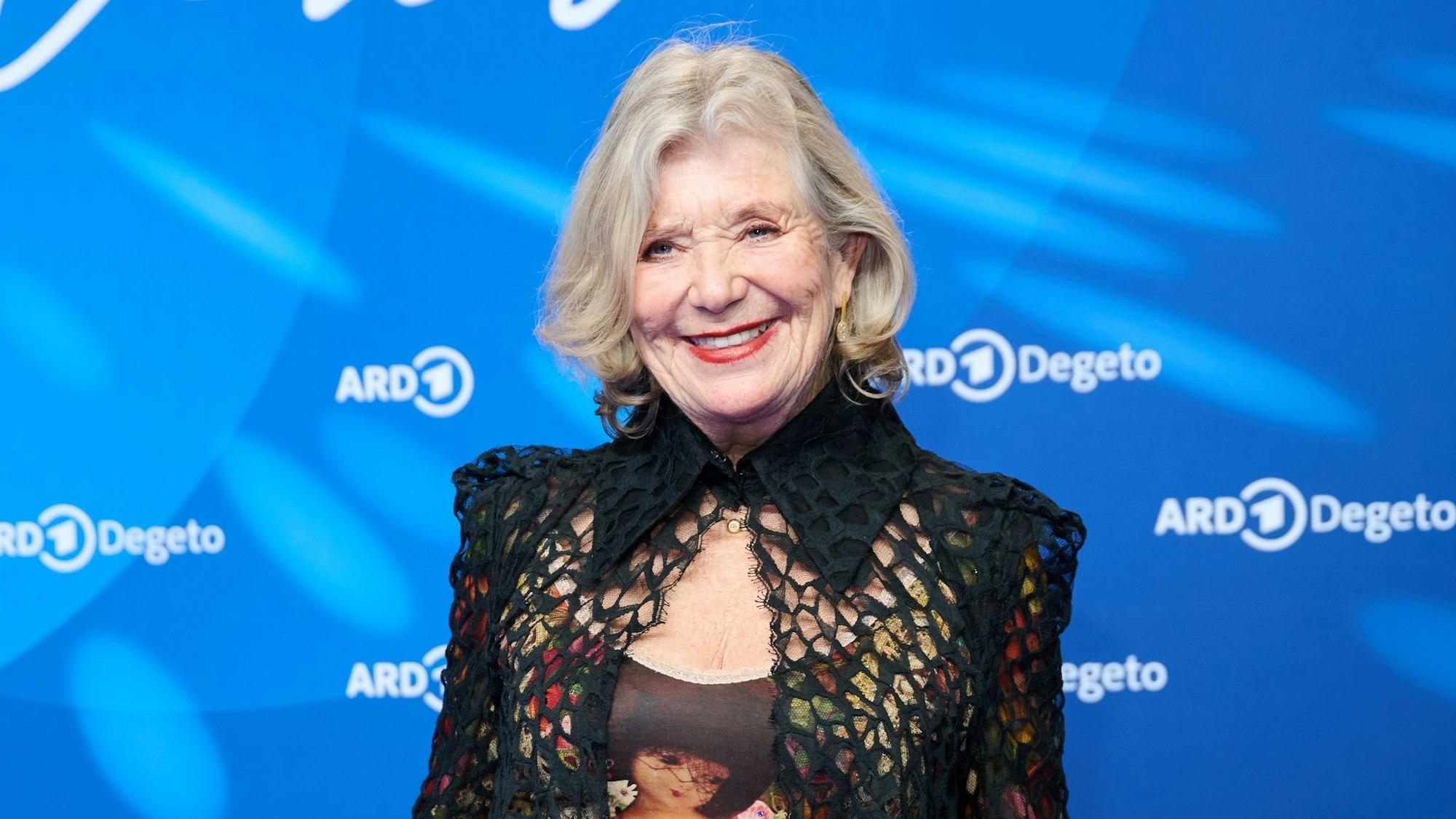Jutta Speidel vor einer ARD-Wand.