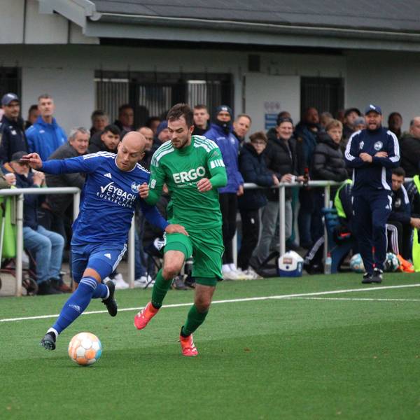 Vor den Trainerbänken liefern sich Felix Kortholt und Nils Knebel ein Laufduell.