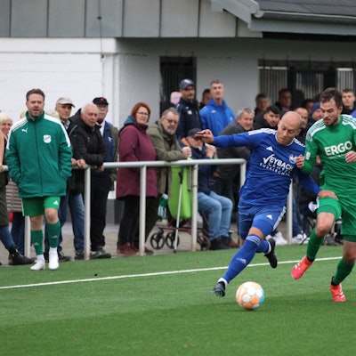 Vor den Trainerbänken liefern sich Felix Kortholt und Nils Knebel ein Laufduell.