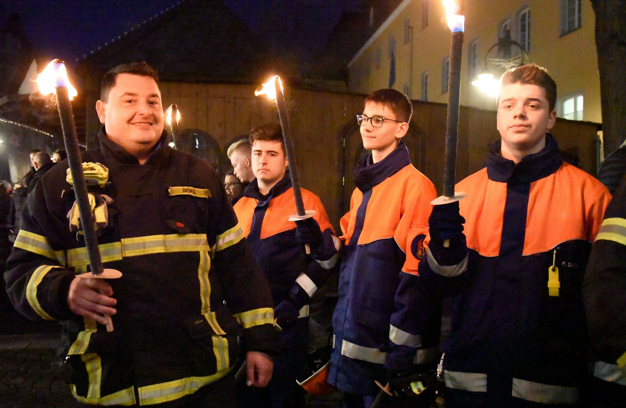 Kein Martinszug ohne Helferinnen und Helfer: In der Brühler Innenstadt sorgte der Eifelverein für Sicherheit.